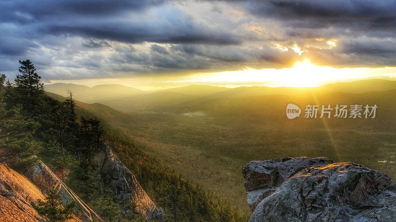 白色岩石山崩Trail Cliff Summit日落佛蒙特州，秋天的树叶